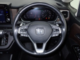 ハンドル左側にはオーディオ操作が出来るオーディオリモートコントロールスイッチ、右側にはHonda SENSINGとオートクルーズコントロールのスイッチを装備!
