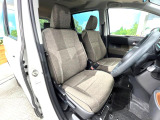 運転席まわりには十分なスペースがあり、大柄な方でもゆったり運転していただける環境です。