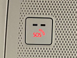 【マツダエマージェンシーコール】エアバッグが展開される衝突事故を車両が検知した場合や、SOSボタンを押した場合に、 緊急通報オペレーターを通じて緊急車両の手配などを行なうことができます。