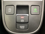 セレクトレバーの下に電子制御パーキングブレーキがあります。スイッチひとつで、停車した地点の傾斜などをシステムが検知・判断してブレーキ力を自動的に最適制御し、しっかり停車できるパーキングシステムです。