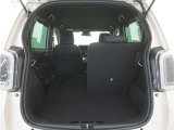 2列目シートは左右独立で倒すことができます。3人乗車状態でより多くの荷物を積むことができます。
