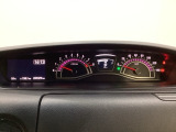 スピードメーターとタコメーターを大きく配した見やすいメーター部になっています。左側のインフォメーション画面でオドメーターや燃費などの情報を確認できます。