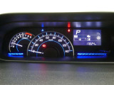 各操作スイッチは使いやすい位置に配置され、とっても見やすいメーターです。夜間時はラグジュアリーな気分にさせてくれる照明が魅力ですので、夜のドライブも楽しみになりますよ♪