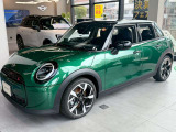 MINIのカスタマイズならお任せください!エクステリアやインテリア。ジョンクーパー・ワークスキット!ストライプやなどのステッカーキット!多彩な純正オプションが豊富なMINI!ご相談承ります。