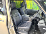 運転席シート廻りは使用感も少なく、良好な状態となっています。前オーナー様が丁寧に使っていたことがよくわかりますね。