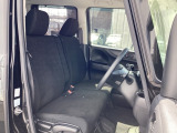 フロントシートはベンチシートです。ベンチシ―トは運転席と助手席の移動もスムーズ!狭い駐車場での乗り降りに便利です。