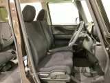 女性でも運転がしやすいように、シートの高さ調整機能(シートリフター)がついています。運転席と助手席の間が空いている為、助手席側への移動がスムーズです。交通量の多い道でも助手席側から乗り降りができます。