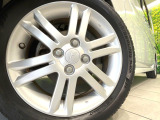 【純正15インチアルミホイール】外観にマッチした純正アルミホイールを装着しております。各種社外アルミホイールや、スタッドレスタイヤも取扱いしております。是非ご相談ください♪