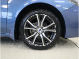 純正17インチアルミホイール装備・タイヤサイズ205/50R17