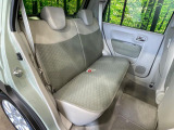 後部座席も気になるようなキズ・汚れやへたり等、大きなダメージはなく、良好な状態です。