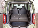 リアシートを倒すと、ラゲッジスペースを広くお使いいただけます!