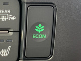 ECONスイッチを押すと・・・運転の仕方によるロスを抑え込み、燃費をよくするようクルマが頑張ります!他にも、エアコンの風量を抑えて、エンジン負担を軽減したりと幅広く活躍します!