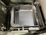 助手席シート座面には持ち運び可能な収納BOX付!
