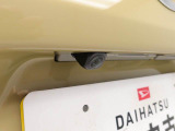 バックカメラ:運転席から見えにくい車の後方をカメラの映像を通して確認できます。駐車や切り返しが安心して行えます。(連動するナビ等の取り付けが必要になります)