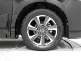 純正のアルミホイールを装備しております。タイヤサイズは205/60R16です。