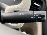 ■オートライト■車外の明るさに応じて、自動的にライトの点灯・消灯をしてくれます。トンネルが続くような道でも、いちいちライトスイッチを操作する必要がありません。消し忘れの心配もありません。