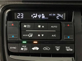オートエアコンは左右席で独立温度コントロールが可能です。運転席はキンキンに冷やして助手席はマイルドにと言った設定が可能です☆暑さ寒さでケンカすることもなくなりますね♪