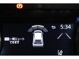 前後に装備されたセンサーで障害物(静止物)を検知。ディスプレイ表示と音でお知らせ。誤発進抑制のパーキングサポートブレーキ搭載しています。