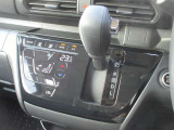 使い勝手の良い位置に配置された操作性の良いシフトレバーになってます。