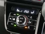【オートエアコン】車内温度を感知して自動で温度調整をしてくれるのでいつでも快適な車内空間を創り上げます!どの席に座っても快適なドライブが楽しめます♪
