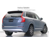 伝統の縦型テールライトは、より流麗なスタイリングへと変化しても、遠くから一目で分かるボルボのデザインアイコンです。緊急制動時にはプレーキランプが高速で点滅、後続車からの追突被害事故を未然に防ぎます。