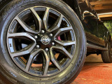 【純正18インチアルミホイール】外観にマッチした純正アルミホイールを装着しております。各種社外アルミホイールや、スタッドレスタイヤも取扱いしております。是非ご相談ください♪