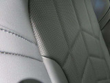 ◆上質なシートは程よいホールド感で座り心地も良く、人間工学に基づき形成した形状が長時間のドライブ疲労も軽減します◆
