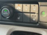 【シートヒーター】シートヒーター装備車です。寒い冬に乗車中とても暖かく快適に移動できます。冷え性の方にピッタリの装備です!