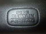 サイドカーテンエアバックシステムは、側面衝突時に大人から子供までさまざまな体格の乗員の頭部や頚部を広範囲で保護。特にセンターピラーへの頭部衝突を防ぐ展開性能を実現しています。