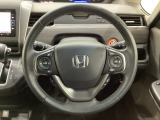 ハンドルにHondaセンシング系のクルーズコントロールやレーンキープアシストなどのスイッチと、オーディオの操作スイッチが装備されています。ハンドルから手を離さず安全に操作できます。