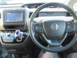 CVT車のセレクトレバーです。低速から高速まで、変速ショックのないスムーズな走りを実現するとともに、エンジン効率のよい領域を維持することで燃費にも貢献します