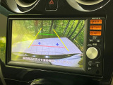 【バックカメラ】駐車時に後方がリアルタイム映像で確認できます。大型商業施設や立体駐車場での駐車時や、夜間のバック時に大活躍!運転スキルに関わらず、今や必須となった装備のひとつです!