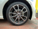 【純正アルミホイール】です!車両デザインに合わせてホイールをデザインしているため、見た目にもカッコイイアルミホイール♪洗車もラクチンで錆びません。