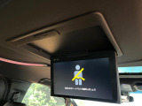 【フリップダウンモニター】大画面モニターで後席でもエンタメをお楽しみいただけます。小さなお子様にも大人気の装備です♪