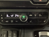 セレクトレバーの左上にプラズマクラスター付き・オートエアコンがついてますので簡単操作で快適に過ごせます。シートヒータースイッチ内蔵で前席の左右別々に2段階の温度設定ができます。