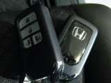 スマートキー付!キーを取り出さなくてもドアロックの施錠・開錠、エンジンの始動が出来ます!雨の日や荷物の多い日にとても便利ですね♪