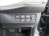 パワーテールゲートの開閉、横滑りを防ぐVSA等のスイッチ類は運転席の右側、手の届きやすい位置にあります。
