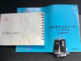 メンテナンスノート【点検整備記録簿・保証書】、取説も揃っています。スマートキーはバッグなどにしまったままボタン操作でエンジンの始動・停止ができて大変便利です。
