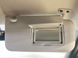 【運転席サンバイザー】鏡が付いているのでメイク直しなどにも便利★
