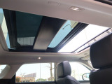 明るく開放的な光を生み出し広々とした空間を演出するパノラミックルーフ!ダークティンテッド強化ガラスは快適な車内温度を維持し日差しの影響を抑えるとともにプライバシーを保つ。電動サンブラインドも装備!