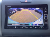 【リアカメラ】運転が苦手な方も車庫入れラクラクです!ギアをリバースに入れれば自動的にモニターが切り換わりますので、面倒な操作は不要です。狭い駐車場もお車を傷つけず安心です!