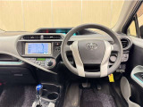シンプルな運転席周りです。インパネ周りの各操作スイッチ類も使いやすいよう配置されています!