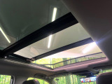 【大型サンルーフ】車内の解放感が一気に上がる大型のパノラマルーフ!季節を問わず開放的で快適なドライブをお楽しみいただけます。流通量も少なく希少価値の高い人気の装備です♪