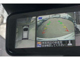 アラウンドビューモニターです。4つのカメラからの映像を合成・処理することで空から見下ろすような視点で周囲を確認でき、駐車時のクルマの位置確認がスムーズになります。