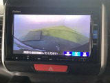 【バックカメラ】運転が苦手な方も車庫入れラクラクです!ギアをリバースに入れれば自動的に切り換わりますので、面倒な操作は不要です♪狭い駐車場もお車を傷つけず安心ですね!