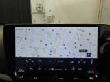 【ナビ】地図画面などをフルスクリーンで表示できるナビゲーションシステム。より精度の高いルート探索や渋滞回避ルートの案内など、快適な運転を支援する情報の入手が可能となります。
