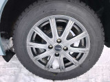 15インチアルミホイールのスタッドレスタイヤ付きです♪タイヤ溝は7mm残っていますので、まだまだ使えます。