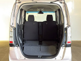 後部座席を前方に倒せば、大きなお荷物も手軽に積み込めます。