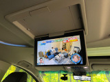 【フリップダウンモニター】大画面モニターで後席でもエンタメをお楽しみいただけます。小さなお子様にも大人気の装備です♪