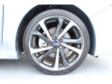 タイヤサイズは225/40R18 純正アルミホイール装着です!